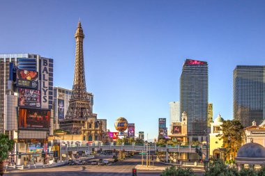 Las Vegas, Nevada, ABD-Mayıs 6, 2019: Paris Resort, Bally 's ve ufukta Aria tatil ile güneşli bir yaz gününde ünlü Las Vegas Strip görünümü.