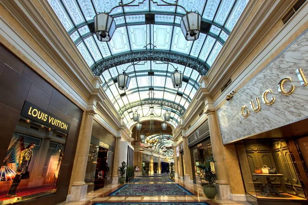 Las Vegas, Nevada, Abd - 6 Mayıs 2019: Bellagio Casino ve Las Vegas tatil lüks mağazalar. Bellagio'daki lüks butik tarzda mağazalar arasında Gucci, Prada, Chanel ve Louis Vuitton yer alıyor..