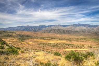 Arizona Dağ Manzarası. Güney Arizona'daki uçsuz bucaksız çöl lerin geniş manzarası.