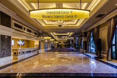 Las Vegas, Nevada, ABD - 6 Mayıs 2019: Kongre ve iş merkezi tabelalı Bellagio Hotel'in iç kısmı. Kumar la ünlü Las Vegas aynı zamanda büyük kongre merkezlerine de ev sahipliği yapmaktadır.. 