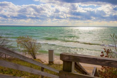 Michigan Gölü Plajı. Michigan Yukarı Yarımadası'nda güneşli bir plajda Michigan Gölü kıyısında güzel plaj.
