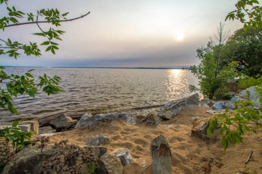 Escanaba Michigan Gün doğumu. Escanaba'nın Ludington Parkı'nda Michigan Gölü kıyısında gün doğumu.