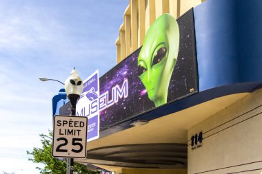 Roswell, New Mexico, ABD - 28 Nisan 2019: Roswell 'deki Uluslararası UFO Müzesi ve Araştırma Merkezi' nin dışı. Küçük kasaba, 1940 'lardaki sözde bir UFO kazasından sonra dünyaca ünlü oldu.