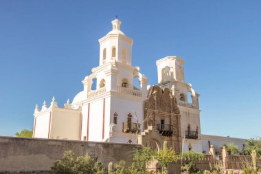 San Xavier Misyonu 'nun dışı Arizona' daki en eski yapılardan biridir ve 1692 yılında inşa edilmiştir. Birleşik Devletler 'de İspanyol Koloni mimarisinin mükemmel bir örneği olarak kabul edilmektedir..  