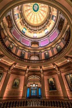 Lansing, Michigan, ABD - 14 Mart 2019: Lansing şehir merkezindeki Michigan eyaletinin başkentinde Capitol Rotunda 'nın iç kesiminin dikey oryantasyonu. 