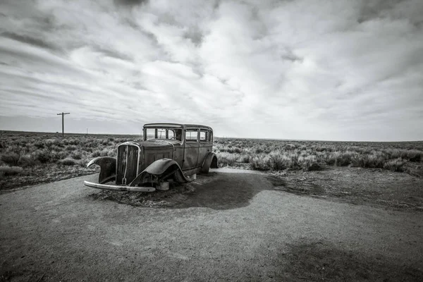 Auto Epoca Abbandonata Che Arrugginisce Nel Deserto Del Sudovest Americano — Foto Stock