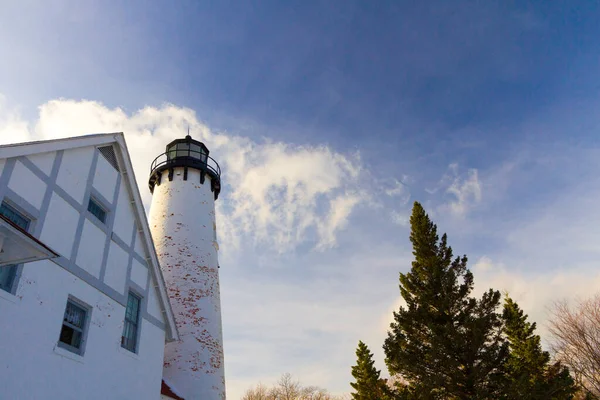 Point Iroquois Deniz feneri. Superior Gölü kıyısındaki deniz fenerinin kulesi. Yapı halka açık ve Ulusal Orman arazisinde bulunuyor. Burası özel mülk değil..