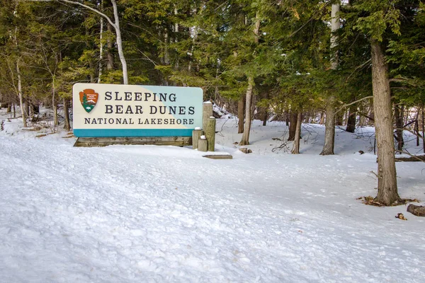 米国ミシガン州グレン アーバー2019年3月11日 長いミシガンの冬の間に雪に囲まれた眠れる熊の砂丘国立湖畔への入り口の標識 — ストック写真