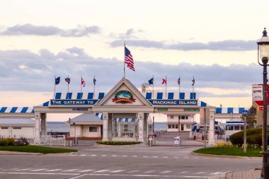 Mackinaw City, Michigan, ABD - 29 Mayıs 2020: Shepler 'ın Mackinaw Adası Feribotu, vali kuzey Michigan' a yönelik Covid kısıtlamalarını kaldırdıktan sonra turistlere yeniden açıldı.
