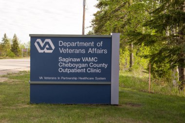 Mackinaw City, Michigan, ABD - 30 Mayıs 2020: Michigan 'ın kuzeyinde kırsal kesimde bir VA kliniği için imza. 