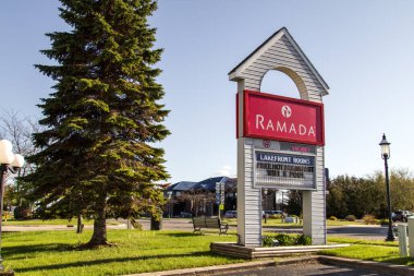 Mackinaw City, Michigan, ABD - 30 Mayıs 2020: Mackinaw City, Michigan 'daki Ramada Oteli, Covid' in ev siparişi nedeniyle yeniden açılabiliyor. 