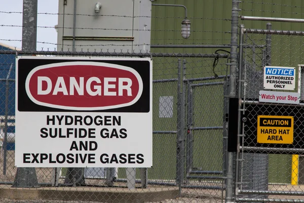 Mackinaw City, Michigan, ABD - Mackinaw Boğazı boyunca uzanan Enbridge petrol pompa istasyonundaki tel örgülerde tehlike ve uyarı işaretleri. 