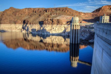 Hoover Barajı 'nın ve Arizona ve Nevada sınırındaki Mead Gölü' nün yüzeyindeki dağların yansıması. Hoover Barajı ABD 'deki en büyük ve popüler turistik merkezdir.