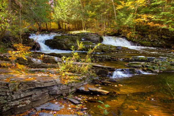 Double Cascade Avec Feuillage Automnal Sur Rivière Falls Dans Petite — Photo