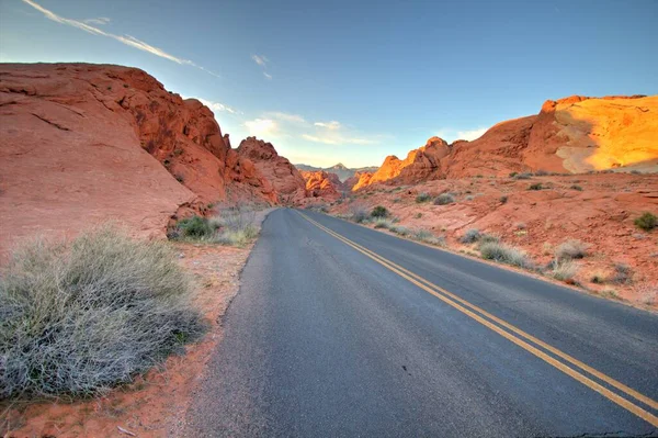 内华达州169号高速公路 Nevada Highway 169 是内华达州的一条风景大道 两条车道的公路穿过火谷 可以看到秀丽的山景和沙漠美景 — 图库照片