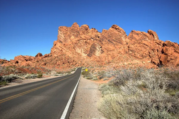 内华达州169号高速公路 Nevada Highway 169 是内华达州的一条风景大道 两条车道的公路穿过火谷 可以看到秀丽的山景和沙漠美景 — 图库照片