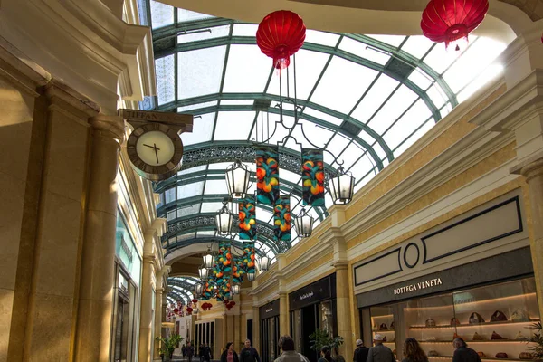 Las Vegas Nevada Usa Februari 2020 Shoppers Wandelen Langs Promenade — Stockfoto