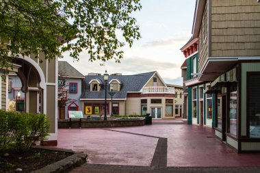 Mackinaw City, Michigan, ABD - 29 Mayıs 2020: Michigan 'ın Covid 19 nedeniyle perakende mağazalarında kısıtlamalar olması nedeniyle Mackinaw City' de yaz turizm sezonunun en yoğun olduğu dönemde boş bir açık hava alışveriş merkezi.