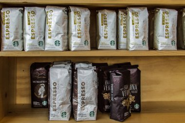 Mackinaw City, Michigan - 29 Mayıs 2020: Starbucks 'ın çeşitli markalı kahvesi bir Starbucks kafesinde satışa sunuldu. 