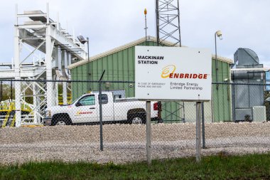 Mackinaw City, Michigan, ABD - 30 Mayıs 2020: Mackinaw Boğazı 'ndaki Enbridge Inc. petrol pompa istasyonunun dışı. Şirket Kanada 'nın ham petrol ihracatının yaklaşık üçte ikisini ABD' ye taşıyor.. 
