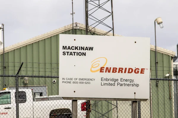 美国密歇根州麦基诺市 2020年5月30日 恩布里奇公司 Enbridge Inc 位于麦基诺海峡的加油站外 该公司将加拿大近三分之二的原油出口到美国 — 图库照片