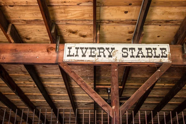 Livery Stable Innenraum Der Scheune Mit Stabilem Stallschild — Stockfoto