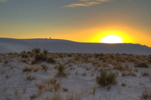 Wüstensonnenuntergang Schöner Wüsten Sonnenuntergang Mit Touristensilhouette White Sands National Monument — Stockfoto