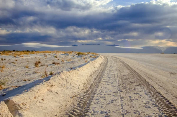 Pneumatico Tracce Una Strada Sterrata Remota Attraverso Deserto Del White — Foto Stock