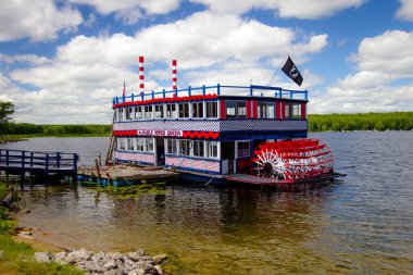 Oscoda, Michigan, ABD - 20 Temmuz 2020: Au Sable Nehri Kraliçesi, Kuzey Michigan 'daki Huron Manistee Ulusal Ormanı' ndaki ünlü Au Sable Nehri boyunca turistik turistik geziler sunuyor..