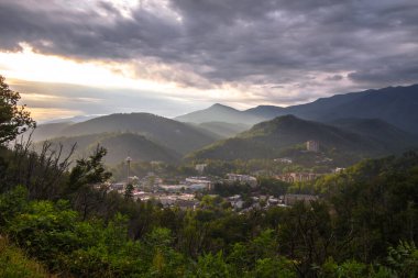Gatlinburg, Tennessee 'de Gündoğumu. Gatlinburg Tennessee dağ beldesi üzerinde puslu bir sabah güneşi doğuyor..