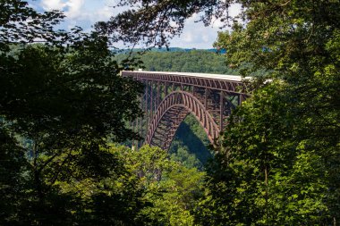 New River Gorge Köprüsü. Batı Virginia 'nın Appalachian Dağları' ndaki Yeni Nehir Vadisi Ulusal Parkı manzaralı Yeni Nehir Geçidi Köprüsü. 