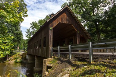 Sevier County, Tennessee 'deki Emerts Cove Kapalı Köprüsü. Bu köprü devlet altyapısının bir parçasıdır, özel mülkiyetin değil.. 