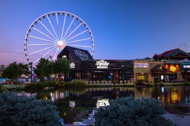 Güvercin Forge, Tennessee, ABD - 16 Ağustos 2020: Tennessee 'deki Ole Smoky Dağı Kaçak İçki Fabrikası' nın dışı. Fabrikada Tennessee 'nin tek yasal kaçak içkisi bulunuyor ve Tennessee' nin en hızlı büyüyen şirketlerinden biri.. 