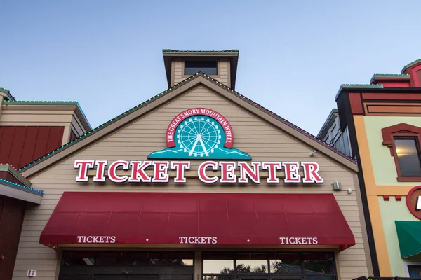 Pigeon Forge, Tennessee, ABD - 16 Ağustos 2020: Pigeon Forge, Tennessee 'deki Great Smoky Mountain Skywheel' e giriş.