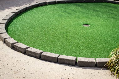 Mini Golf Arkaplanı. Yatay yönelimde mini golf sahasına yeşil ve delik koymak. 