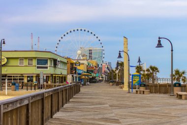 Myrtle Sahili, Güney Carolina, ABD - 9 Şubat 2015. Güney Carolina 'da Atlantik kıyı kasabasının şehir merkezindeki Myrtle Beach sahil yolunda..
