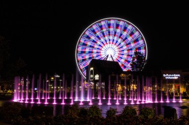 Güvercin Forge, Tennessee, ABD - 15 Mayıs 2017: Müzikal fıskiyeler, mağazalar, binişler, restoranlar ve tatil beldesi Pigeon Forge Tennessee 'deki eğlence alanı.