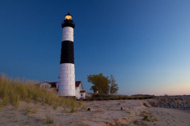 Aydınlatılmış Deniz feneri feneri. Michigan Gölü kıyısındaki Big Samur Feneri, Michigan eyaletinin Ludington Eyalet Parkı 'nda yer almaktadır.. 