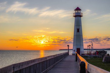 Michigan Deniz Feneri Gündoğumu. Michigan, St Ignace yarımadasındaki Mackinac Boğazı 'ndaki Wawatam Deniz Feneri..