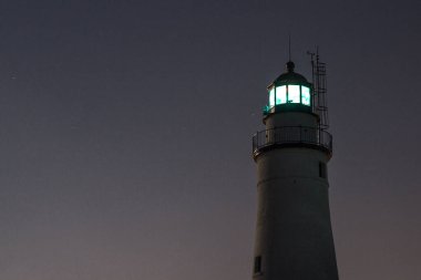 Aydınlatılmış deniz feneri feneri fotokopi uzayı ile yatay yönelimde. Fort Gratiot Deniz Feneri Port Huron, Michigan, ABD.