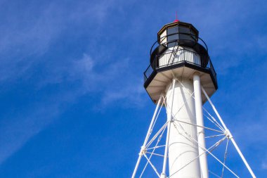 Kopyalama alanı olan deniz feneri. Whitefish Point Deniz feneri kulesi fotokopi uzayı ile yatay yönelimde. Tarihi ışık, Michigan 'ın Yukarı Yarımadası' ndaki Superior Gölü kıyısında yer almaktadır.. 
