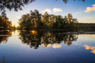 Wilderness Gölü Gündoğumu Manzarası. Gündoğumu, Michigan 'ın Aşağı Yarımadası' ndaki popüler Ludington Eyalet Parkı 'ndaki Kayıp Göl sularına yansıdı..