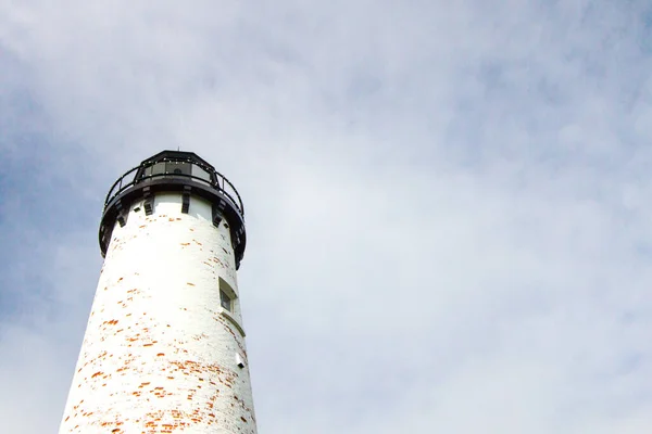 苏必利尔湖沿岸易洛魁斯角灯塔侧向风化灯塔塔 — 图库照片