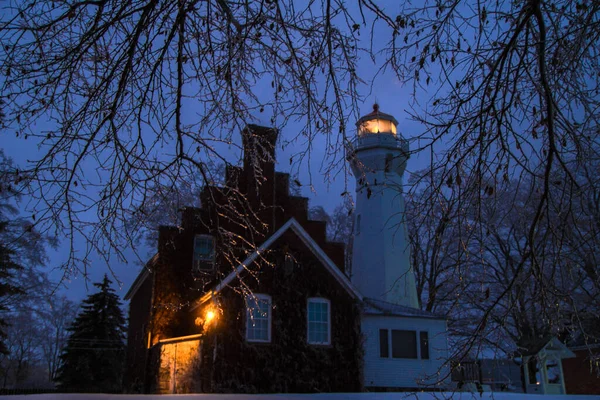 2013年12月12日 寒い冬の夜に氷柱に囲まれたポート サニラック灯台の灯火 — ストック写真