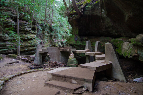 Пешком по Хокинг Хиллс. Пешеходный мост через небольшую речку в пещере Олд-Манс в парке штата Хокинг-Хиллз в Огайо.