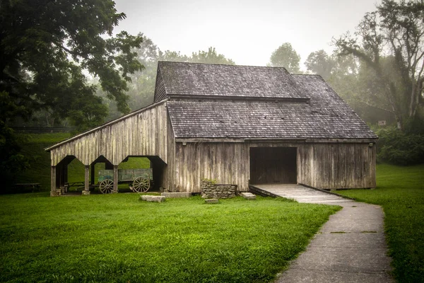 古いテネシー州のしきい値バーン テネシー州アパラチア丘陵のノリスダム州立公園の伝統的なパイオニア木製の納屋 歴史的建造物として保存された州立公園内にある歴史的建造物です 私有財産ではありません — ストック写真