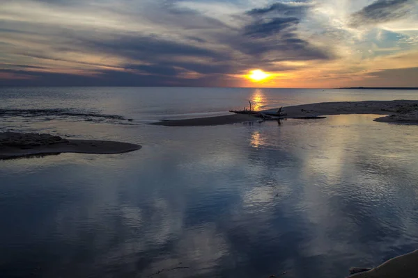 大湖区的日落地平线 夕阳反射在密歇根湖蓝色的水面上 — 图库照片