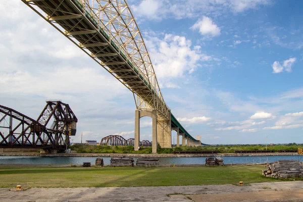 カナダのオンタリオ州と米国ミシガン州のサルト ステー マリーとの国境にある国際橋 — ストック写真