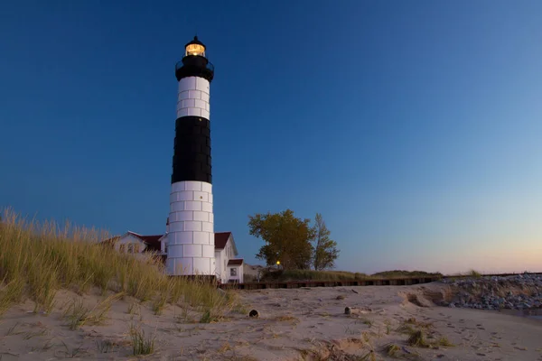 Faro Faro Iluminado Faro Big Sable Costa Del Lago Michigan — Foto de Stock