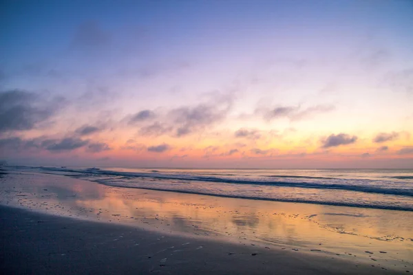 海洋日出 南卡罗来纳州默特尔海滩上的大西洋水面反射出柔和的日出 — 图库照片